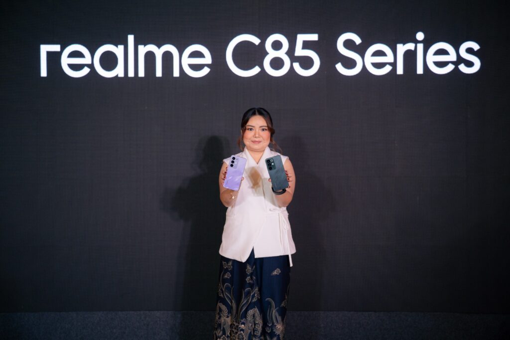 Krisva Angnieszca - PR Lead realme Indonesia bersama realme C85 Series