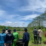Drone Ambil Alih Penyemprotan! Mahasiswa Politeknik Enjinering Kementan Ikut Terjun di Lahan CSR