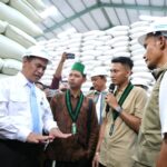 Mentan Amran Bersama Mahasiswa, Guru Besar, dan Pakar Pertanian Tinjau Gudang Bulog Jawa Timur: Hasilnya Luar Biasa!